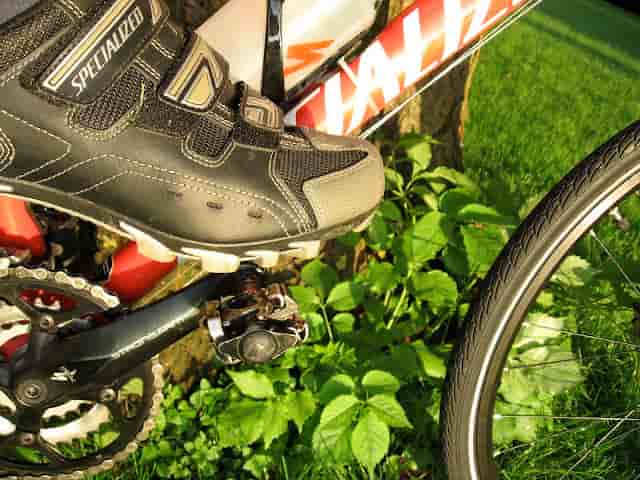 Can you use clipless pedals with normal shoes? With 2390cliplesspedal c min