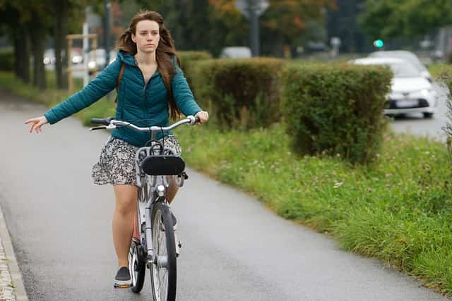 How to balance your bike while signaling